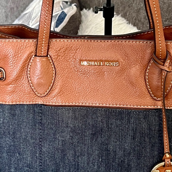 EUC Michael Kors Denim and leather shoulder bag!
Size- 14x11x6 - Picture 7 of 11